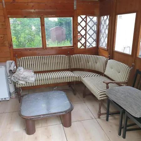 Sehr Grosse 5 Mit Garten Und Terasse 비스바덴