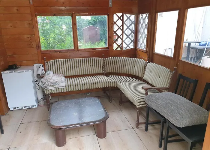 Sehr Grosse 5 Mit Garten Und Terasse 비스바덴