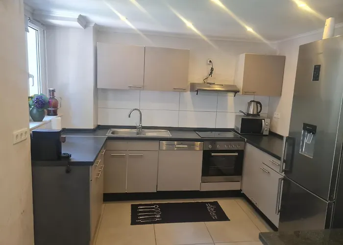 Sehr Grosse 5 Mit Garten Und Terasse 비스바덴